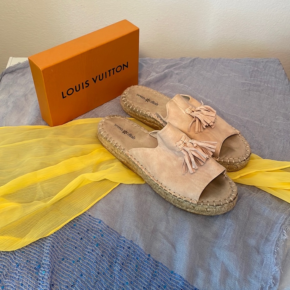 Women’s espadrille slides.